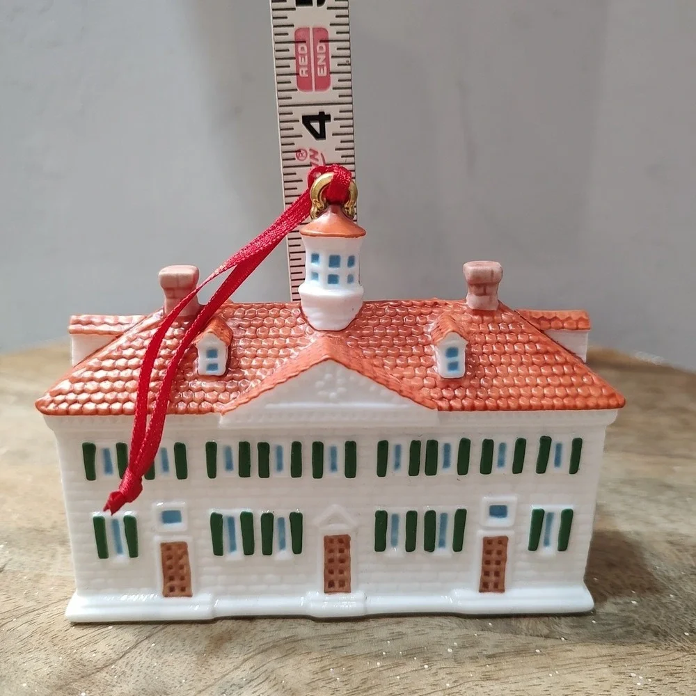 Martha's Vineyard Porcelain‎ House Ornament  2007 Coastal Village Scene